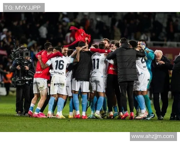 足球明星激情对决跑步比赛精彩瞬间尽显运动魅力与团队精神